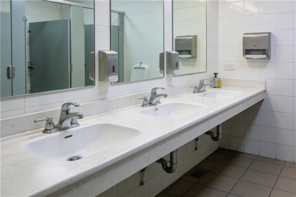 为啥公共厕所的门下都要空一截？原因竟是……