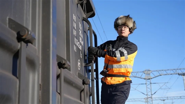 见识见识超长的火车“灯泡线”:时速只有1公里