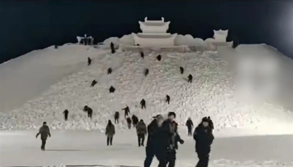 长白山巨型雪雕“云顶天宫”收工 8万方雪建免费宫殿