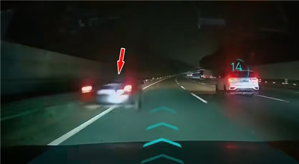 高速路上一个牙疼就地停车 一个开“智驾”不看路：撞了！